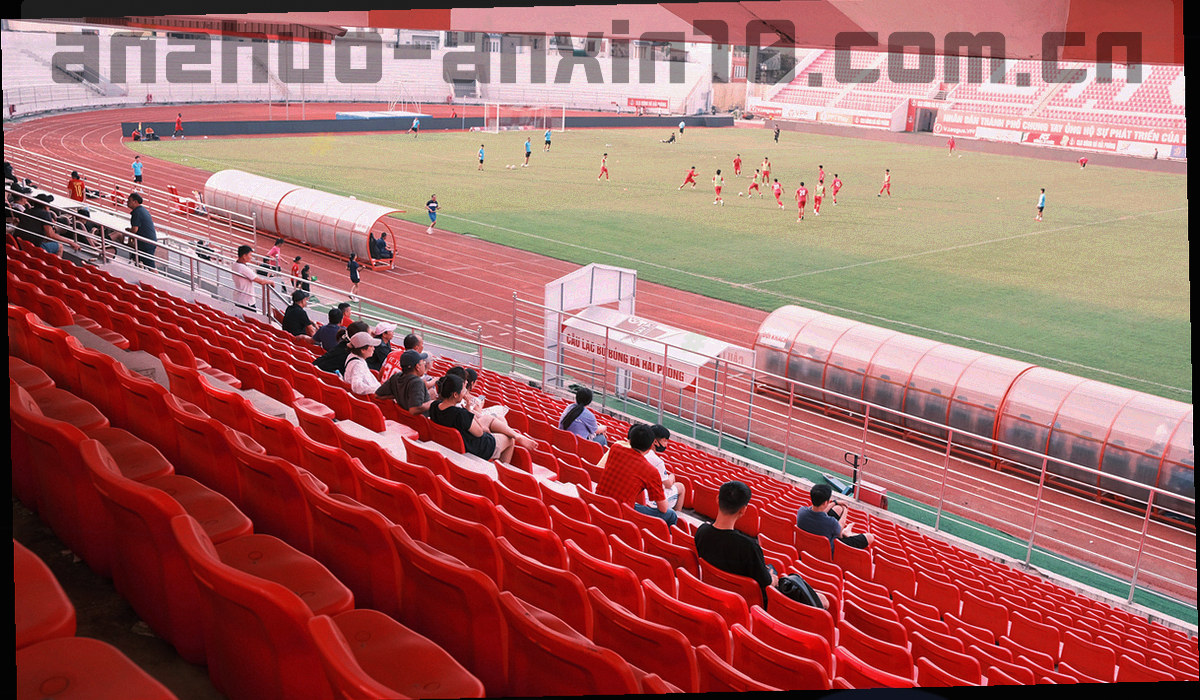 深色网格上由线条连接的抽象锁形节点图形